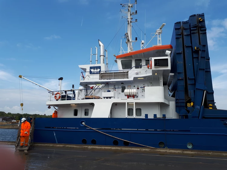 Arrivée bateau de mer Melas