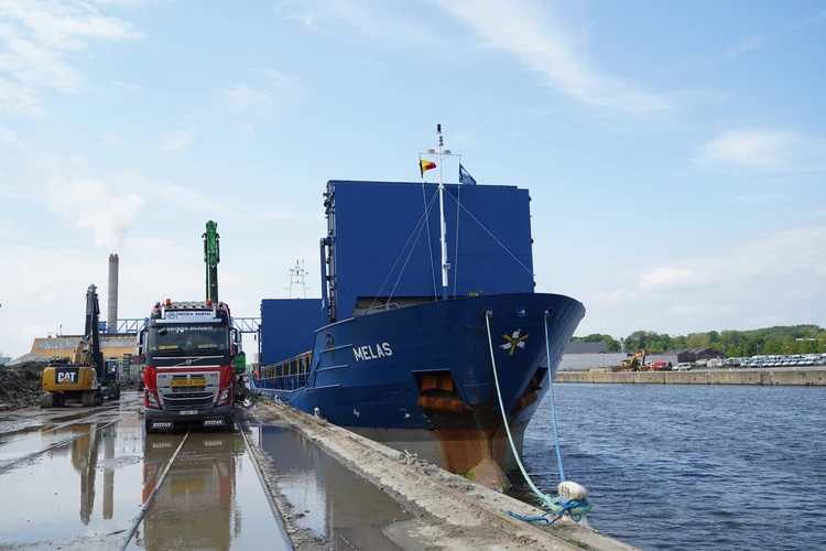 Arrivée bateau de mer Melas